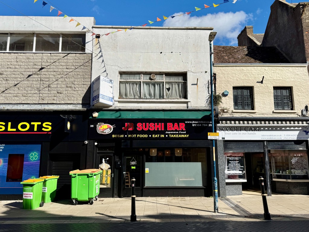 Lot: 45 - TOWN CENTRE COMMERCIAL INVESTMENT WITH VACANT UPPER PARTS - Town centre commercial unit